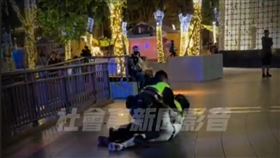 一名15歲的少年在市民廣場內遊蕩，巡邏員警對他進行盤查，發現少年攜帶摺疊刀，欲將其帶回派出所問訊，不料少年竟趁隙逃脫並攻擊員警，但隨即就被壓制逮捕。