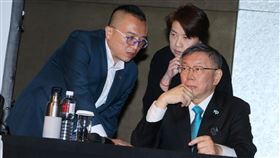 ▲藍白郭三方會談會，郭台銘尿遁法離席後，黃珊珊上台與柯文哲攀談。（圖／記者邱榮吉攝影）