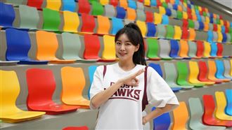 台鋼安芝儇探班獵鷹　和德古拉最萌身高差