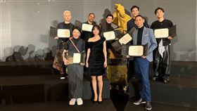 《富都青年》在金馬獎入圍酒會大合照，前排左起黃菊清、李心潔、導演王禮霖，後排左起鄧金煌、Kartik VIJAY、吳慷仁、陳澤耀、片山凉太（圖／甲上娛樂提供）