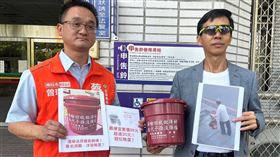 集集鄰長逐戶送廚餘桶上頭有立委候選人名字。蔡培慧告游顥涉嫌賄選。（圖／翻攝畫面）