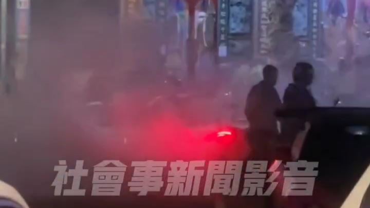 宮廟前改裝車半夜燒胎　廟方：錢太多來亂