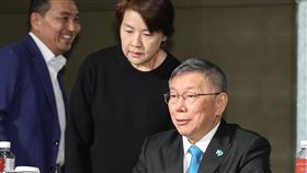 在野整合會面對談  短暫休息後重回現場（2）在野陣營整合期限進入倒數階段，民眾黨總統參選人柯文哲（右）23日與鴻海創辦人郭台銘、國民黨總統參選人侯友宜（後左）在台北君悅飯店會談，記者會中場一度短暫休息，後續眾人陸續回座，柯文哲競選總幹事黃珊珊（右2）把握時間與柯文哲交換意見。中央社記者謝佳璋攝  112年11月23日