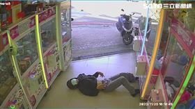 桃園1名男騎士被休旅車撞飛後，直接噴進吃屎哥的娃娃機店內。（圖／吃屎哥提供）