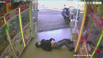 獨／騎士噴進娃娃機店　吃屎哥怒尋肇事者
