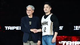 ▲臺北戰神主場開幕戰，台新金控董事長吳東亮和市長蔣萬安合影。（圖／記者劉彥池攝影）