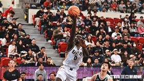 ▲台北戰神主場開幕戰，中信特攻阿巴西上籃。（圖／記者劉彥池攝影）