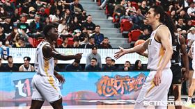 ▲台北戰神主場開幕戰，中信特攻阿巴西和隊友曾文鼎擊掌。（圖／記者劉彥池攝影）