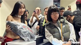 戰神開幕戰找來Wonders女神團長Rina擔任一日店長，現場人山人海，如同小型紛絲見面會，讓紛絲有簽名及合照互動機會。（圖／記者蔡厚瑄攝影）
