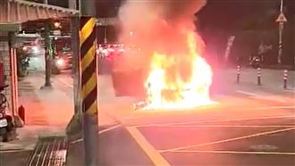 汽車行駛中突火燒車　現場封閉1車道