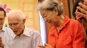 為余光中慶生　書寫香港紀錄片作獻禮中山大學26日提前為榮譽退休教授余光中（右2）慶祝90大壽，由妻子范我存（右1）陪同出席，百餘名好友為他慶生，現場還首播「余光中書寫香港紀錄片」作為獻禮。（中山大學提供）中央社記者王淑芬傳真　106年10月26日