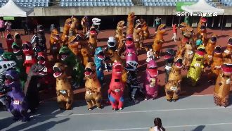 真的是侏儸紀公園！恐龍田徑賽奔跑超爆笑