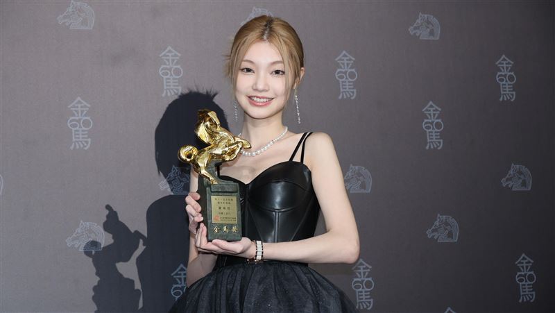 吳慷仁「女兒」奪新人獎　激動落淚險跌倒