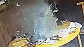 羊肉火鍋突然「熱湯四射」。（圖／《西部決策》）