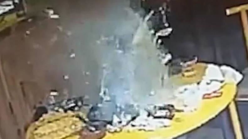 男手賤把打火機扔火鍋！下秒熱湯四射爆炸