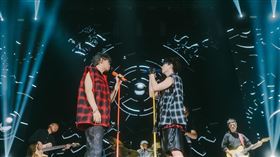 邱鋒澤、陳零九「九澤CP」在台北小巨蛋開唱。（圖／滾石唱片提供）