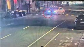 男子坐在中華路2段的斑馬線上。（圖／翻攝畫面）