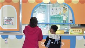 社區中流行的各種病菌，除了造成孩童頻繁的感冒發燒，醫師也發現偶有合併兩種或三種以上病毒共同感染，而造成連續高燒超過一週的案例。（圖／彰基兒童醫院提供）