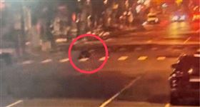 50歲楊姓男子遭左轉賓士車輾過送醫不治。（圖／翻攝畫面）