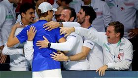 辛納一日兩勝，成為第一位在台維斯盃「雙殺」喬科維奇的球員。（圖／翻攝自台維斯盃官方X）