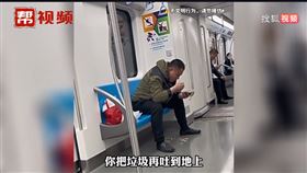 秀文明下限！搭地鐵吃便當魚骨頭吐滿地（圖／翻攝微博）