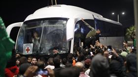 人群聚集歡迎從監獄獲釋的巴勒斯坦囚犯。（圖／美聯社／達志影像）