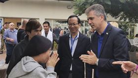 以色列外交部長柯恩（左）於25日與一名被釋放的泰國人質交談。（圖／美聯社／達志影像）