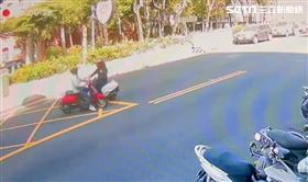 中女警騎車出勤遭撞　頭部重創送醫急救中（圖／翻攝畫面）