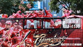 ▲味全龍封王遊行，球員剛出發就失控喊：「張泰山凍蒜！」（圖／記者劉彥池攝影）