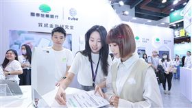 溫妮也到現場體驗國泰金控「金融研究室」。（圖／國泰金控提供）