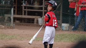 徐生明盃鎮南國小「枸杞」莊睿淵可愛吸睛第11屆徐生明國際少棒錦標賽在彰化舉行，首度參賽的雲林縣鎮南國小26日與桃園市錦興國小交手，陣中二年級球員「枸杞」莊睿淵身材迷你，上場代打成為焦點。中央社記者謝靜雯攝  112年11月26日