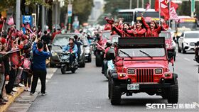 ▲味全龍封王遊行，啦啦隊小龍女搭乘吉普車一起同歡。（圖／記者劉彥池攝影）
