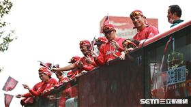 ▲味全龍封王遊行。（圖／記者劉彥池攝影）