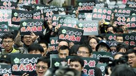 大型重機團體交通部旁表訴求（3）社團法人中華民國大型重型機車經營同業全國促進會26日在交通部旁杭州南路舉辦陳抗集會，為機車爭取路權，與會民眾高舉寫有「國道安全、還我路權」等字句的標語表訴求，呼籲交通部不應有車種歧視。中央社記者郭日曉攝  112年11月26日