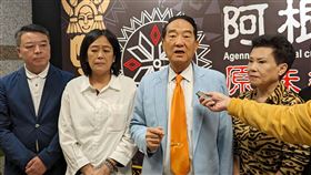 宋楚瑜：各政黨有無把人民的事放心中才是關鍵親民黨主席宋楚瑜（右2）26日在基隆市受訪時表示，國民黨、民進黨、民眾黨、親民黨，黨名都有「民」字，但有無把人民的事放在心中才是關鍵，不能黨名有「民」字，卻沒有把人民的心聲當一回事。中央社記者王朝鈺攝  112年11月26日