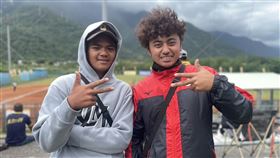 ▲中信兄弟投手余謙（右）和弟弟余磊。（圖／中央社）