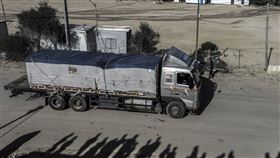 在以色列與哈瑪斯暫時停火期間，運送物資的卡車進入加薩。（圖／美聯社／達志影像）