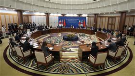 ▲韓國、中國和日本的外交首長出席在韓國釜山會面，為三邊峰會鋪平道路。（圖／美聯社／達志影像）