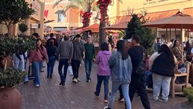 美國黑色星期五買氣旺美國感恩節翌日為黑色星期五，象徵耶誕節購物季的開始，今年買氣較去年上升，圖為洛杉磯一處購物商場的人潮。中央社記者林宏翰洛杉磯攝 112年11月26日