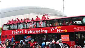 ▲味全龍封王遊行，車隊停在台北大巨蛋前留下合影。（圖／味全龍球團提供）