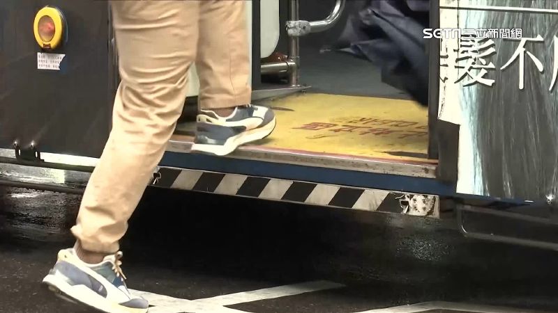公車站有血腳印！男搶快上車踩空摔傷