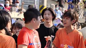 阿翔（右）慫恿胡瓜全力打（圖／民視提供）