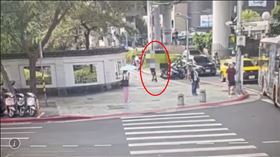 ▲台北市謝姓男子以為酒後騎電動滑板車不算酒駕，不會被警察攔下，在台北車站附近閒逛，結果發生車禍，還被辦酒駕，因為電動滑板車也是法定「動力交通工具」。（圖／翻攝畫面）