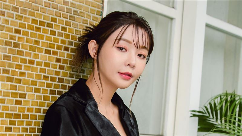 此時此刻單親有一女　女星怒槓賈靜雯曝光