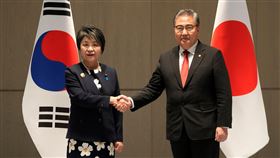 ▲上川陽子和朴振於會中談論慰安婦賠償問題以及未來日韓關係。（圖／路透社／達志影像）