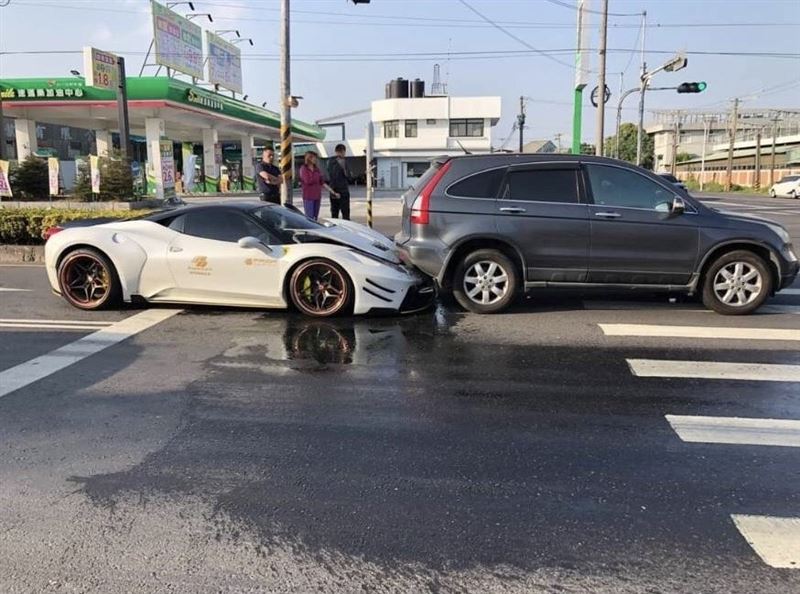 法拉利458撞進休旅車屁股　維修費嚇死人