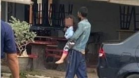 馬來西亞／移工強抱3歲女童　家人面前拿「22公分長刀」抵她脖要錢：好幾天沒飯吃（圖／CTWANT提供）