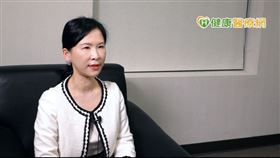 黃毓惠醫師表示，全身型膿疱性乾癬是一種少見的自體免疫發炎疾病，不僅皮膚會出現膿疱、紅斑、脫屑，還有疼痛、發燒、疲倦全身性症狀，需要緊急前往皮膚專科就醫。