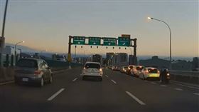 白色休旅車台74線快速道路違規右切擠入匝道車陣，槽化線。（圖／翻攝臉書社團「台74路況（即時路況互助會)」）