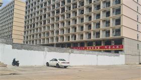 赴柬埔寨經商淪豬仔，台中餐廳業者遭火烤、電擊、潑尿，柬埔寨金水園區， (圖／翻攝畫面)